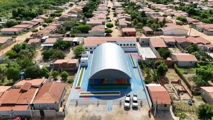 Quixaba vive dia histórico com entrega da Prefeitura de Sento-Sé de nova escola e quadra poliesportiva