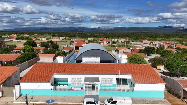 Quixaba vive dia histórico com entrega da Prefeitura de Sento-Sé de nova escola e quadra poliesportiva
