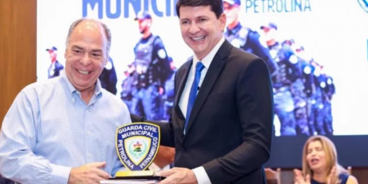 Prefeito Simão e Guarda Civil de Petrolina (PE) homenageiam Fernando Bezerra Coelho