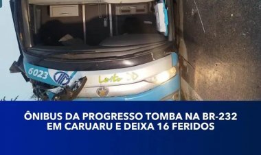 Um ônibus tombou na madrugada desta segunda-feira (15) no Km 133 da BR-232, em Caruaru, no Agreste de Pernambuco