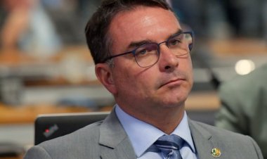 Flávio Bolsonaro repudia fala de Paulo Figueiredo sobre eleitorado feminino